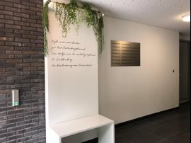 bankje-met-gedicht-erboven.jpg